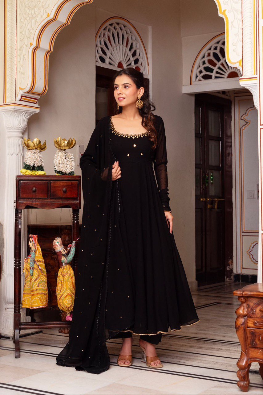 Midnight Black Embroidered Anarkali Set-serann