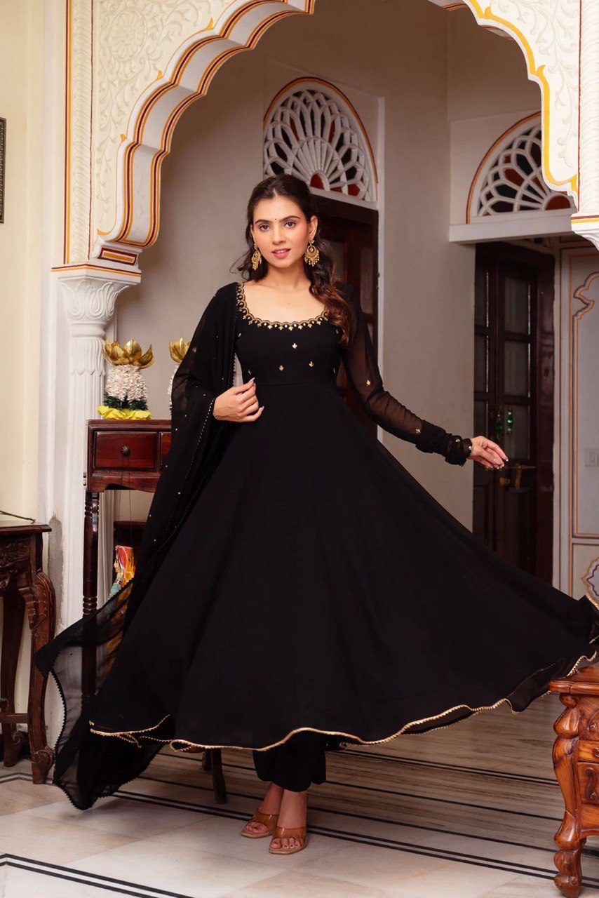 Midnight Black Embroidered Anarkali Set-serann