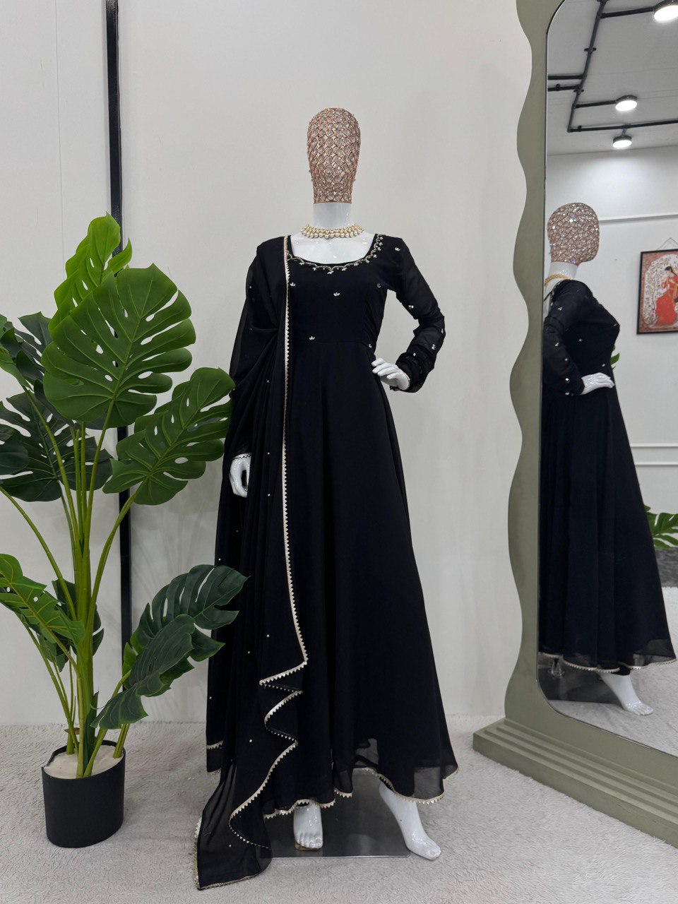 Midnight Black Embroidered Anarkali Set-serann