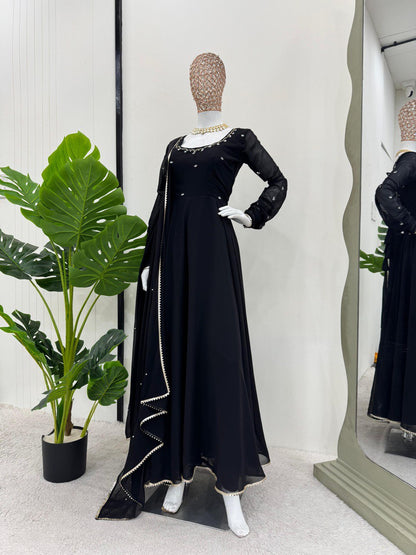 Midnight Black Embroidered Anarkali Set-serann